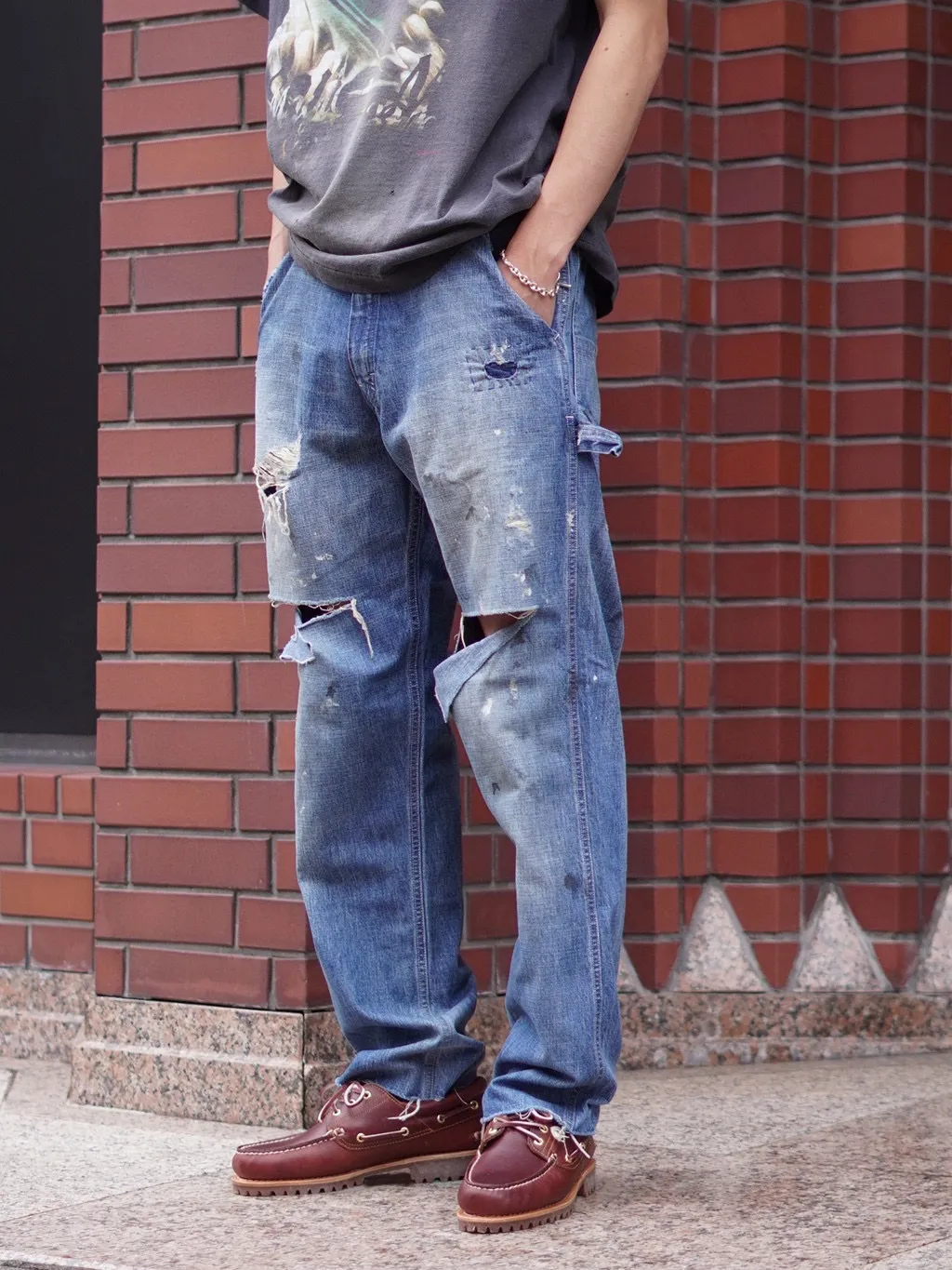 SAINT Mxxxxxx SAINT_DENIM PANTS/PAINTER /BLUE Logging trousers with knife-cut holes and splashed ink. Patch jeans. Blue S-XL. All accessories are molded and customized. Super heavy work. Washed and distressed. Knife-cut holes. Artificial splashed ink graffiti. Authentic version. Loose and stylish.